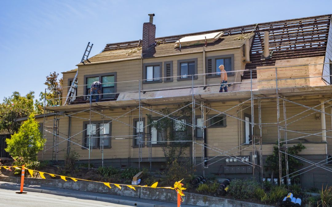 Quels sont les équipements standard requis pour des travaux de gros oeuvre  ?