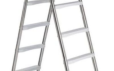 Test de l’échelle poolomio® inox 4 marches pour piscines hors-sol