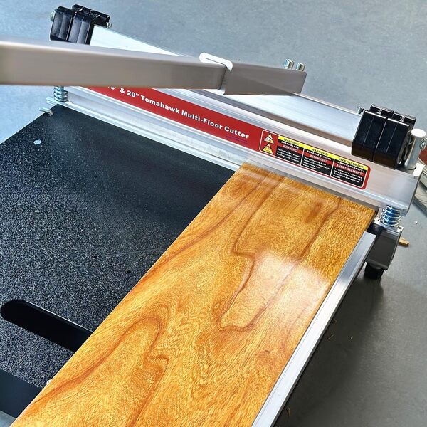 Plastifieuse Pro Max de 50,8 cm et coupe-sol en vinyle, qualité professionnelle, coupe jusqu'à 50,8 cm de large et 17 mm d'épaisseur. Regardez la démonstration pour voir comment couper entièrement le