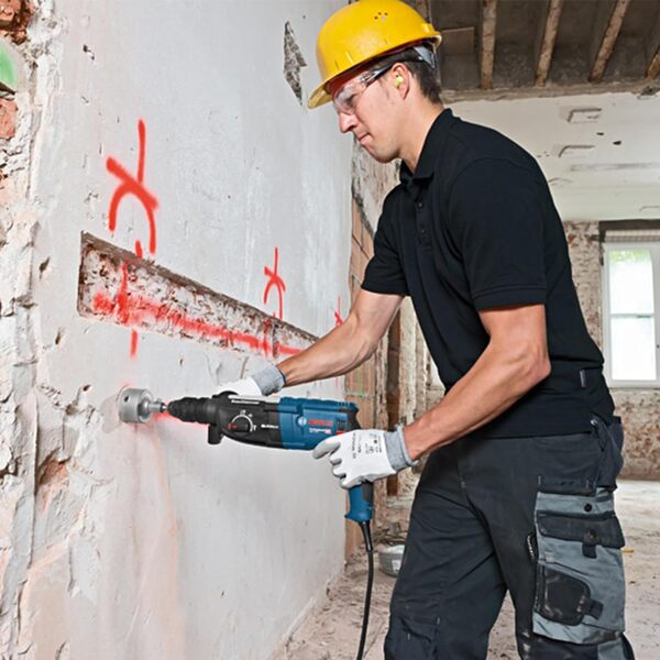 Bosch Professional perforateur GBH 2-28 F (avec poignée auxiliaire, butée de profondeur 210 mm, chiffon, mandrin automatique, mandrin interchangeable SDS plus, coffret de transport)