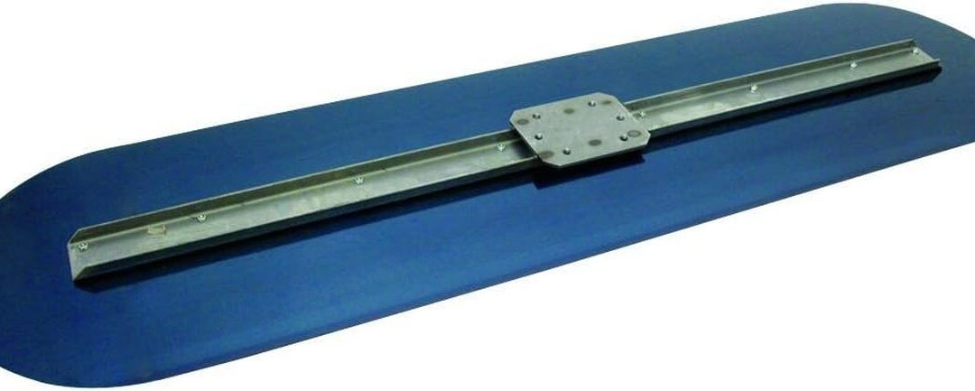 Test : truelle à chape Marshalltown en acier bleu, 1219x314 mm