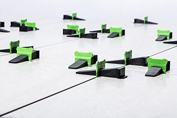 Kit nivellement carrelage 3mm 1500 clips (bases) + 500 coins (cales) + 1 pince métallique Raimondi. Perfect Level Pro, croisillon autonivelant professionnel