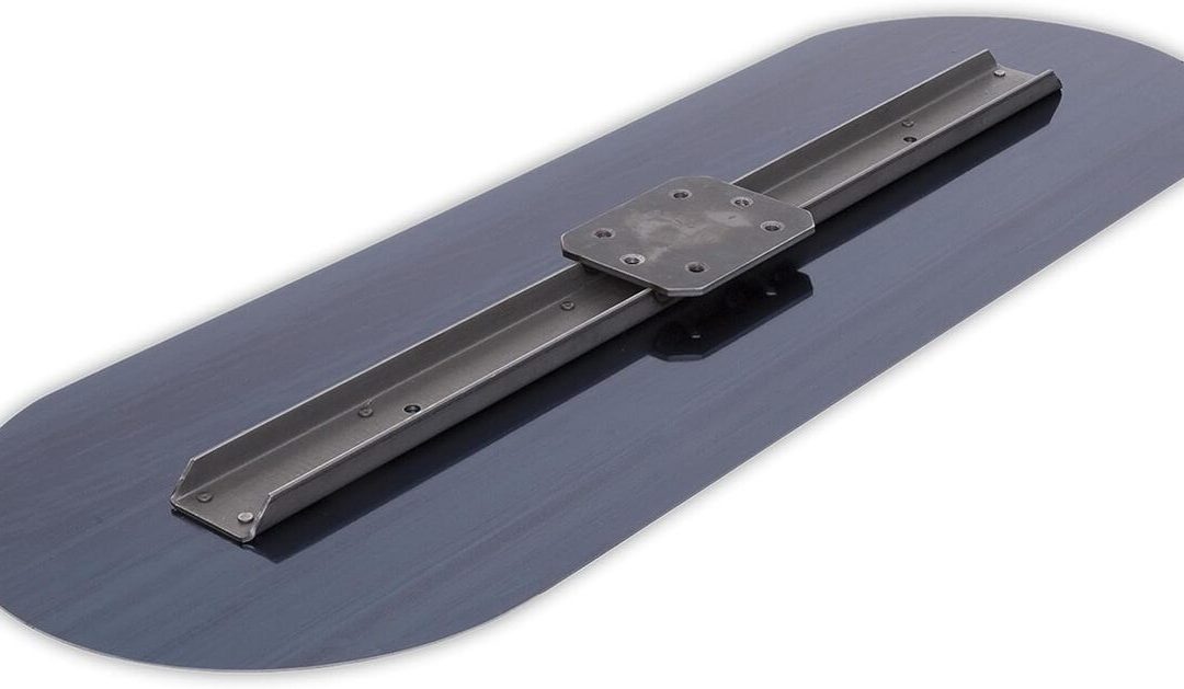 Test : truelle à plancher Marshalltown, acier bleu 914x314 mm