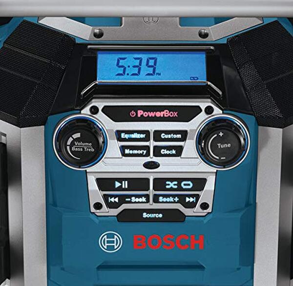 Découvrez l'efficacité de la radio Bosch GML50 sur chantier : une alliée de taille pour vos travaux avec un son puissant et robuste