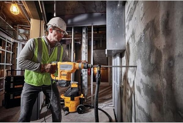 Découvrez notre test du perforateur burineur Dewalt 1350W D25614K-QS : performances, fonctionnalités et avis détaillé pour faire le meilleur choix pour vos travaux.