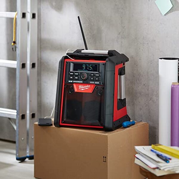 Découvrez les performances de la radio de chantier Milwaukee M18 RC-0 18V : robustesse, qualité sonore et autonomie. Un indispensable pour tous vos travaux !