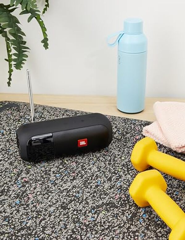 Découvrez le JBL Tuner 2, une enceinte radio portable alliant performance acoustique et mobilité avec 12 heures d'autonomie pour profiter de votre musique où que vous soyez.
