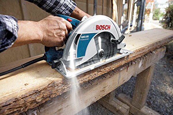 Découvrez notre test complet de la scie circulaire Bosch GKS 85 : une alliée de choix pour les professionnels à la recherche de précision et de puissance.