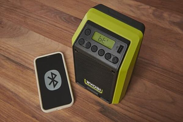 Découvrez les performances de la radio Ryobi RRDAB18-0 : musique sans fil robuste pour accompagner tous vos travaux de chantier.