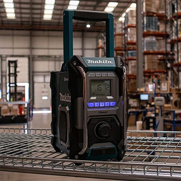 Découvrez notre analyse approfondie de la radio de chantier Makita MR002G 40Vmax sans batterie : performance, robustesse et avis d'experts.