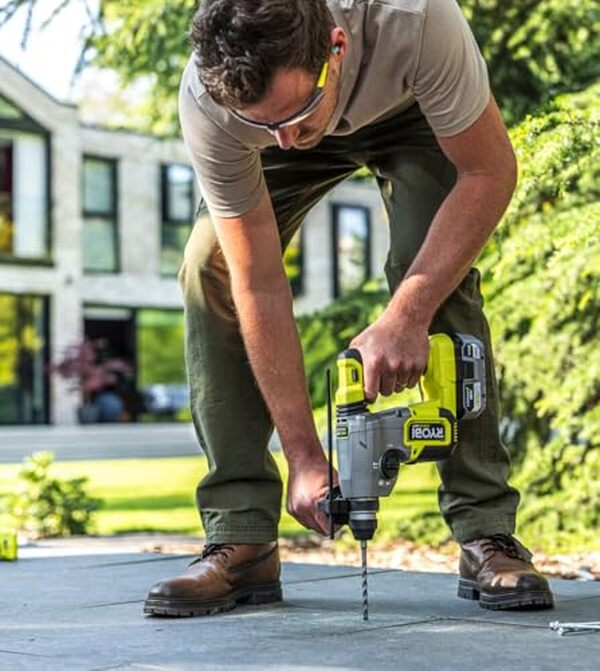 Découvrez notre test complet du perforateur sans fil RYOBI R18SDS-0 : puissance, polyvalence et autonomie pour vos travaux de perçage et de burinag