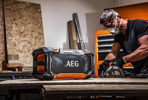 Découvrez notre test détaillé de la radio de chantier AEG BRSP 18 : performances bluetooth, durabilité exceptionnelle et polyvalence pour tous vos chantiers. 