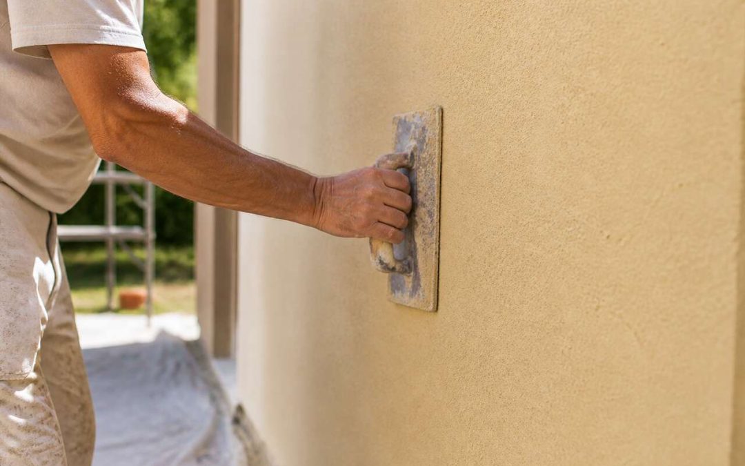 Réussir son enduit de façade à la main : astuces et conseils
