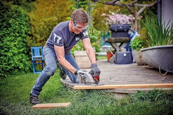 Découvrez notre test détaillé de la scie circulaire Einhell TE-CS 190/1 : performances, précision et avis d'expert pour vos travaux de coupe. 