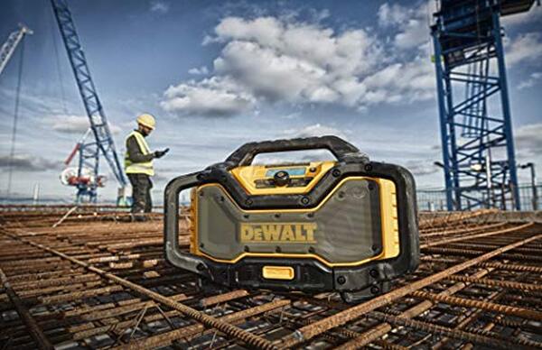 Découvrez notre test complet de la radio DeWalt DCR027 avec analyse de l'autonomie, la qualité audio et les performances sur batterie et secteur pour les professionnels. 